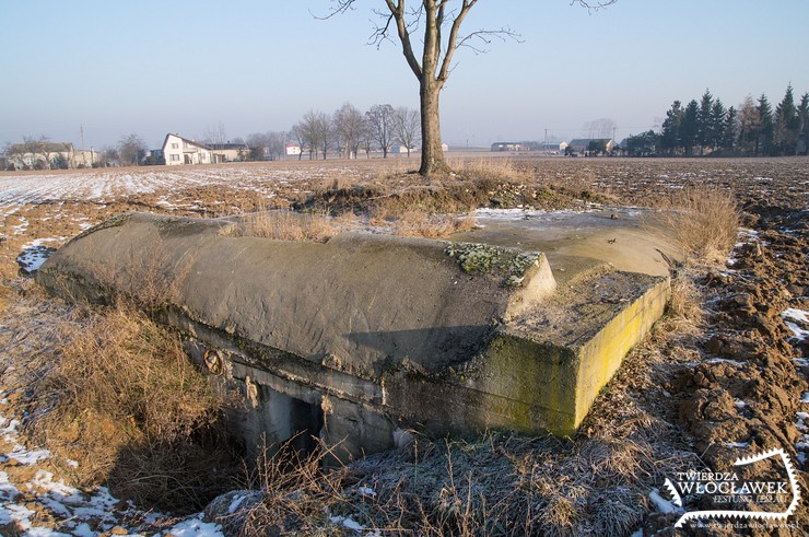 Widok od strony wejścia do schronu