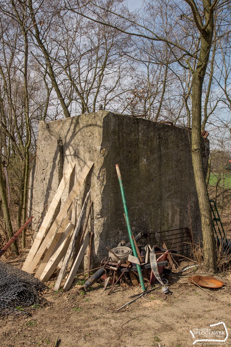 Schron robiący za przydomowy skład różności