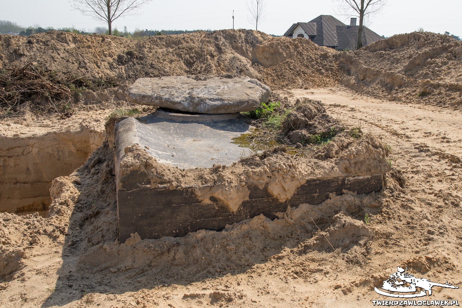 Read more about the article Zasypany schron Ringstand 58c – NO X2